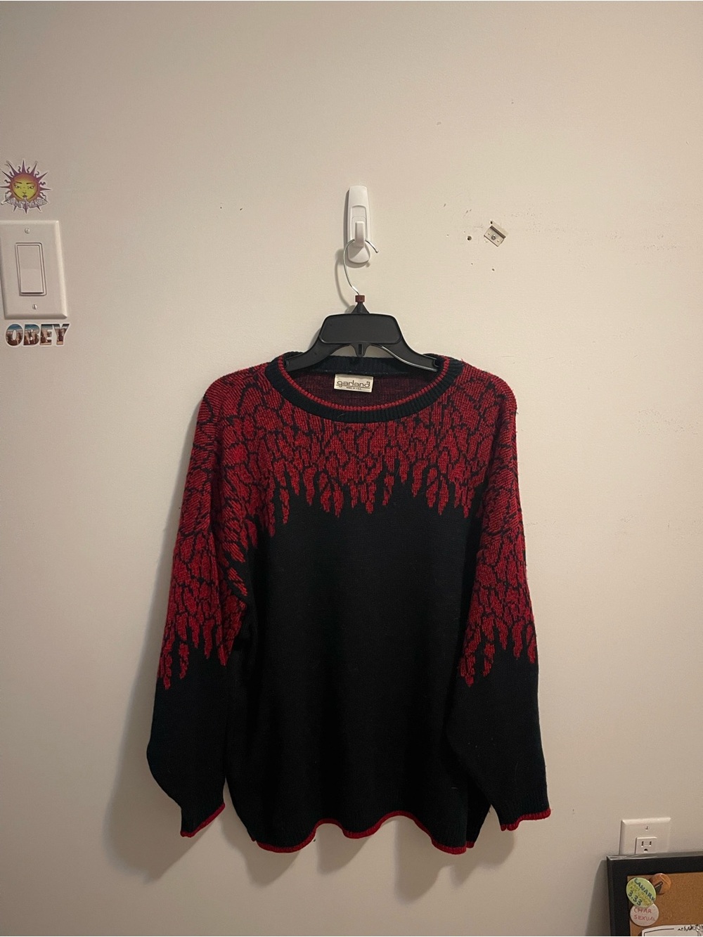 Cozy Black & Red Patterned Crewneck Sweater - Women